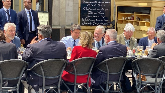 A Boulogne sur mer, le premier ministre Gabriel Attal lance les législatives à table en terrasse place Dalton ! 