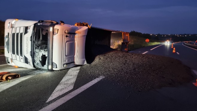 Un semi-remorque, transportant des graviers, se renverse sur l'A16 dans le boulonnais