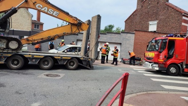 Bourbourg : Une automobiliste coincée dans son véhicule par un convoi exceptionnel !