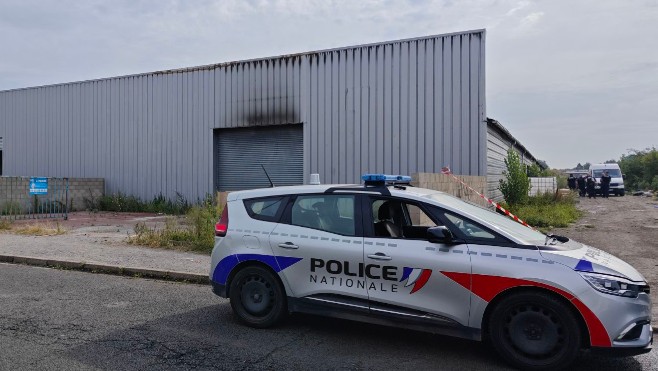 Calais : nuit rythmée par des rixes entre migrants et l'incendie d'un hangar rue Clément Ader. 