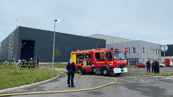 Calais : Un incendie se déclenche dans un hangar de stockage des encombrants au SEVADEC.