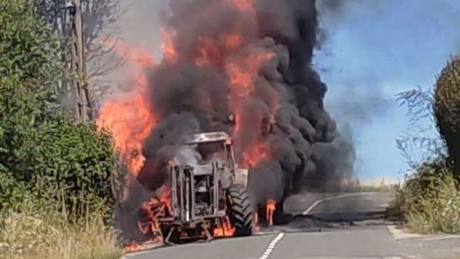 Un tracteur et sa remorque de paille embrasés à Fiennes