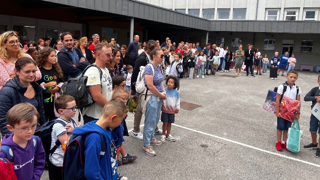 Des milliers d'élèves ont retrouvé les bancs de l'école ce lundi matin 