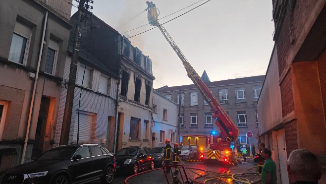 Calais : une maison squattée ravagée par les flammes, un riverain témoigne. 