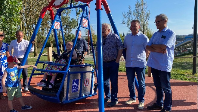 Boulogne sur mer : une balançoire pour accueillir les jeunes enfants en fauteuil roulant dans les jardins de Nausicaà.