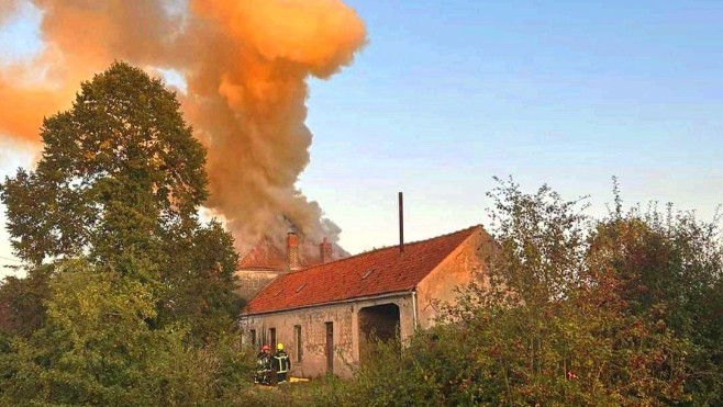 Ruminghem : une maison désaffectée s'embrase totalement.