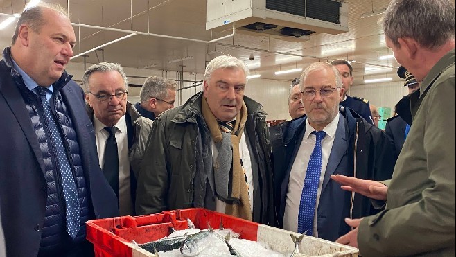 Boulogne sur mer, : le ministre délégué à la mer et à la pêche est venu préparer la défense des intérêts des marins. 