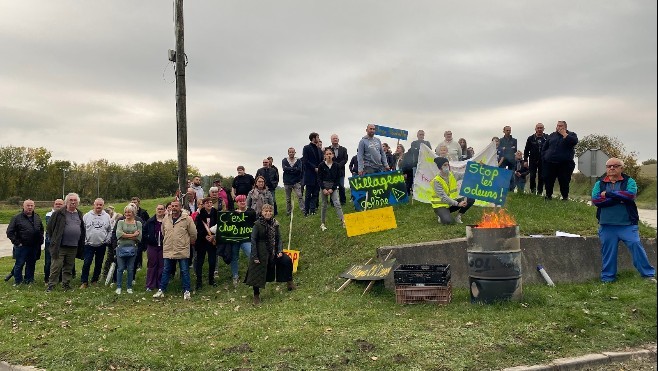 Dannes : des habitants manifestent contre la construction d'une station d'épuration trop près de leurs maisons ! 