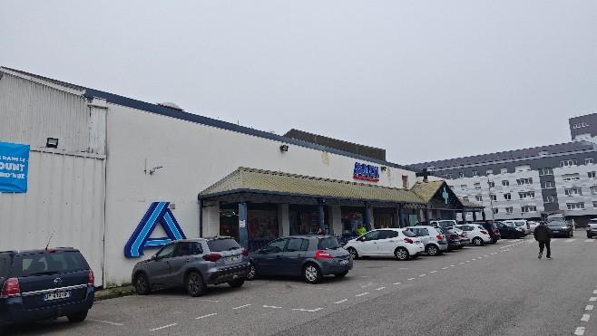 Calais : Aldi évacué suite à un incendie. 