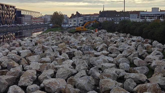 Calais : des nouveaux rochers posés pour éviter l'installation des migrants. 