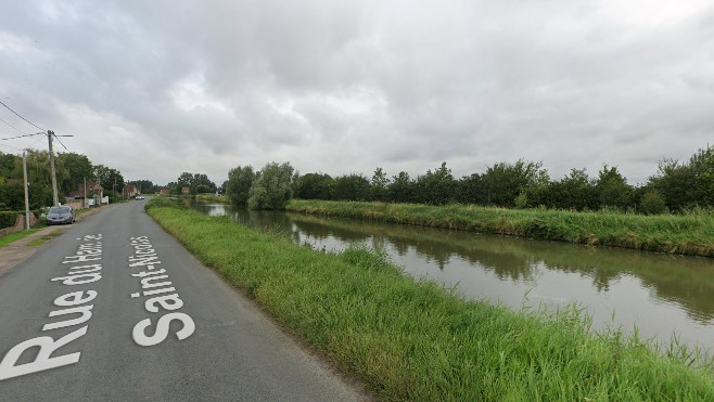 Sainte-Marie-Kerque: une voiture tombe dans le canal, les deux occupants indemnes