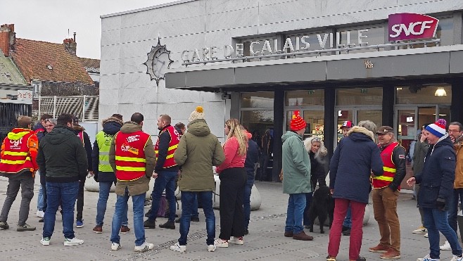 Mobilisation des cheminots devant la gare de Calais Ville ce matin. 