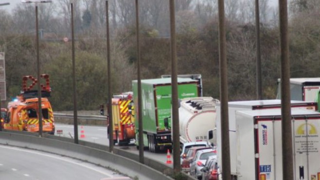 A16: un véhicule de la DIR percuté par un poids-lourd à hauteur de Bourbourg