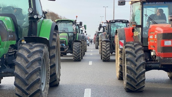 Manifestation des agriculteurs : entre 80 et 100 tracteurs attendus sur l'A16 autour de la Cité Europe à Coquelles