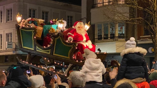 A Calais, la parade de Noël a rassemblé des milliers de personnes sur les boulevards ! 