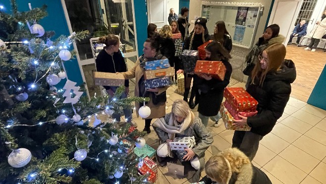 A Neufchâtel-Hardelot, les footballeuses de l'Eclair offrent une quarantaine de boites de Noël Solidaires.