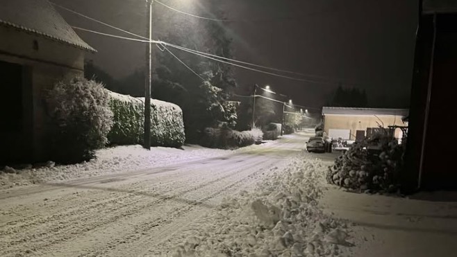 Après une accalmie durant la nuit, la neige tombe de nouveau un peu partout dans le Nord et le Pas-de-Calais