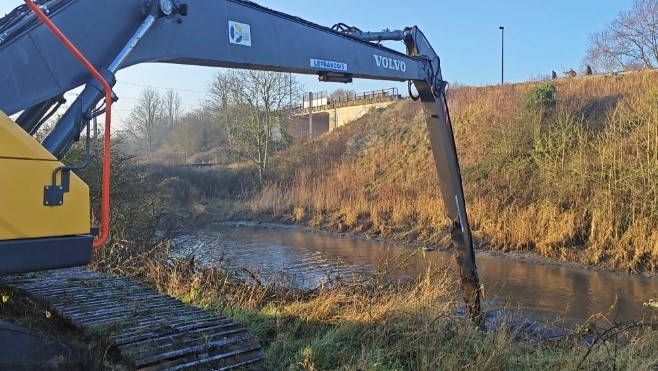 Une opération de curage ce jeudi à Calais. 