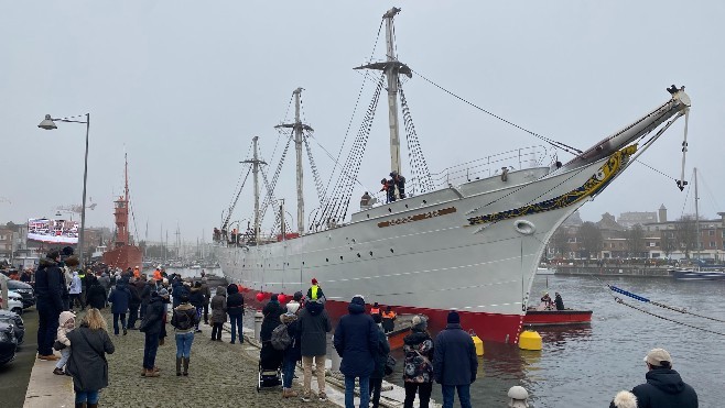 Dunkerque : le trois-mâts Duchesse Anne de retour à son quai pour poursuivre sa restauration.