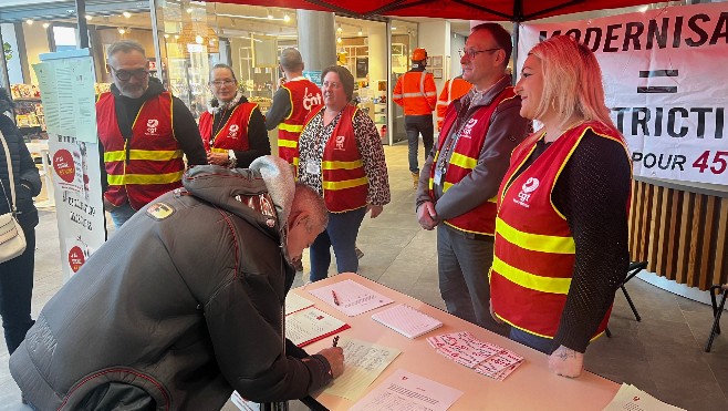 En grève depuis un mois, la CGT ne lâche rien à l'hôpital d'Abbeville