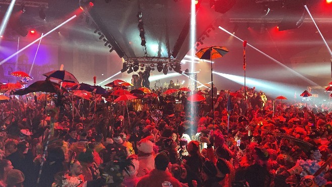 10 000 carnavaleux au Bal du Chat noir samedi soir à Dunkerque. 