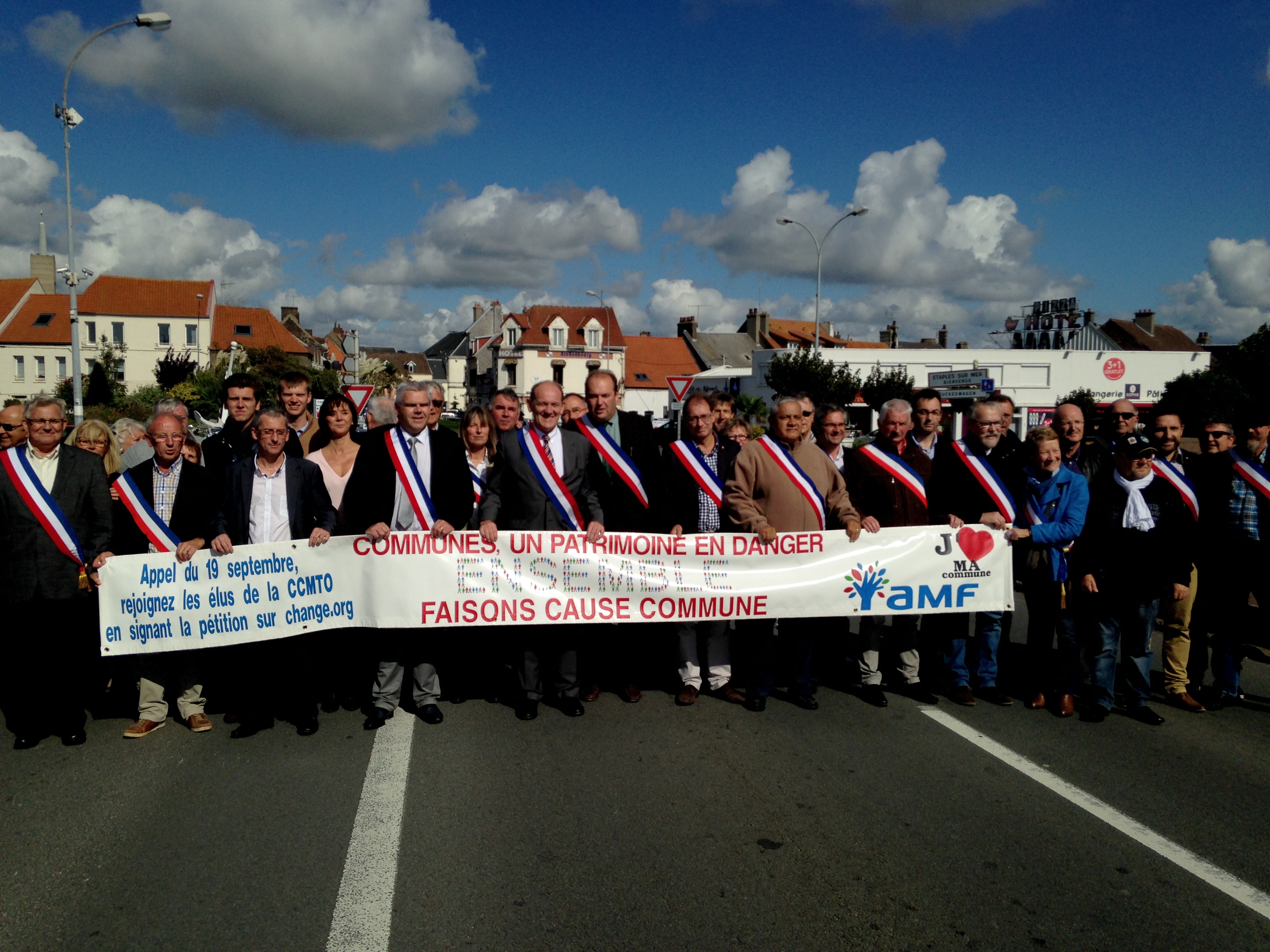 des centaines de maires en colère se sont mobilisés samedi aprés midi pour dénoncer la baisse des dotations de l'Etat. 