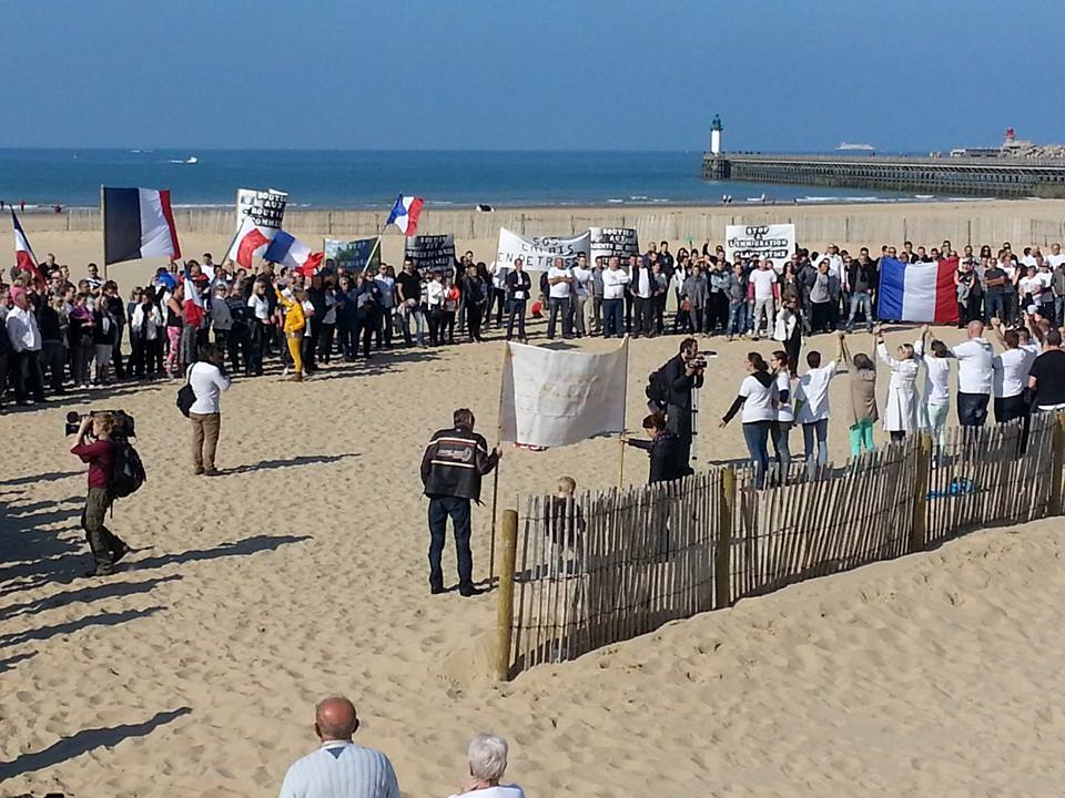 migrants: 500 calaisiens en colère se sont rassemblés sur la plage de Calais hier 