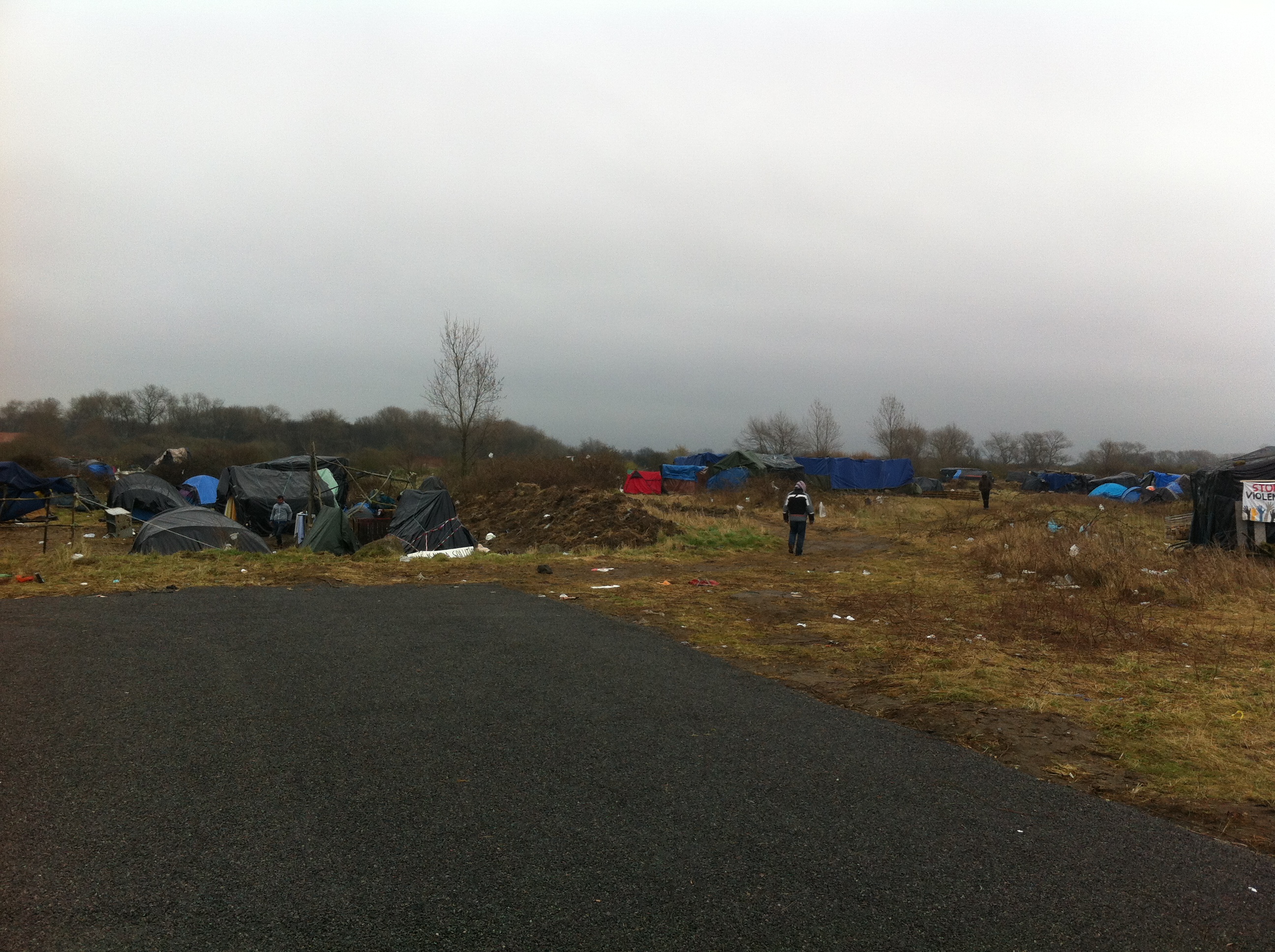 Témoignage: A Calais les riverains du chemin des dunes ont peur aprés l'installation il y a quelques jours d'un squat géant de migrants. 