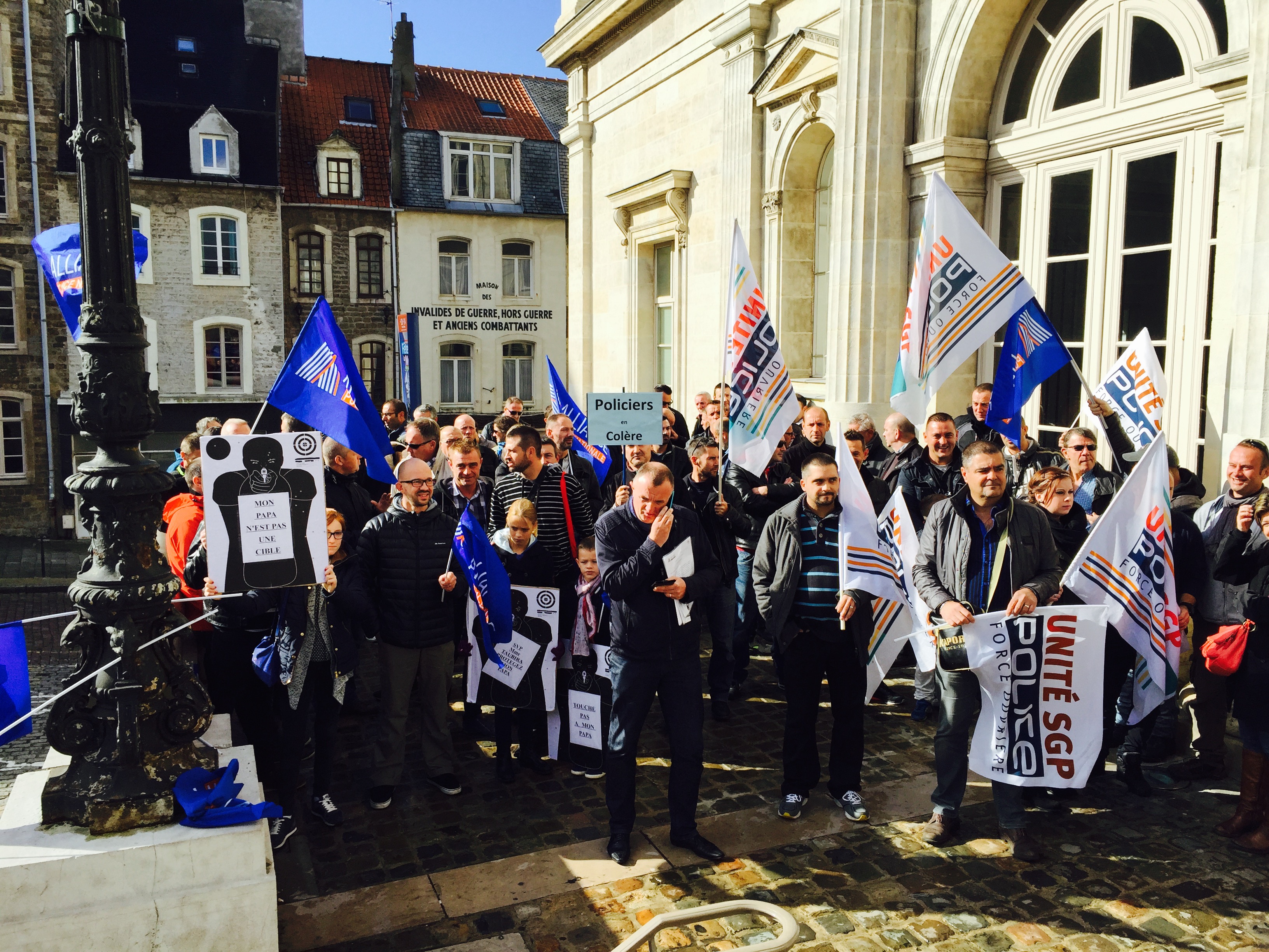 une centaine de policiers en colère a manifesté hier devant le tribunal de Boulogne sur mer 