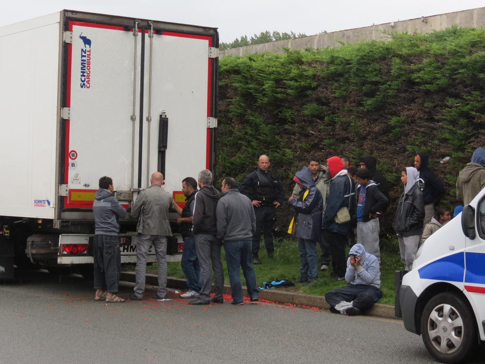 Zoom sur un agriculteur de Marck en Calaisis, sa ferme est squattée jour et nuit par des dizaines de migrants 