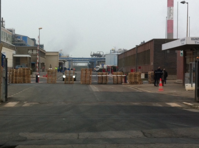150 emplois supprimés chez TIOXIDE Calais, l'usine est  bloquée depuis ce matin.