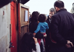 Arnaud Montebourg en visite à Grande Synthe parmi les migrants