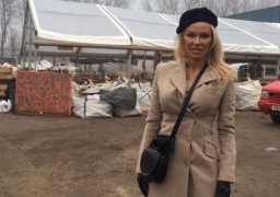 Pamela Anderson au camp de migrants de Grande-Synthe