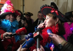 Ségolène Royal a bien participé au jet de harengs au carnaval de Dunkerque !