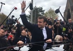 Bain de foule pour le vote d'Emmanuel Macron au Touquet