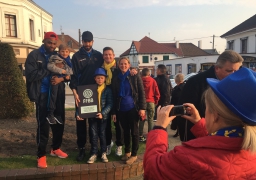 Dédicaces et photos pour les joueurs de l'ABBR revenus en vainqueur de la Coupe de France