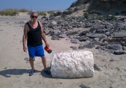 Un bloc de 200 kilos de paraffine a été trouvé échoué à Loon Plage !