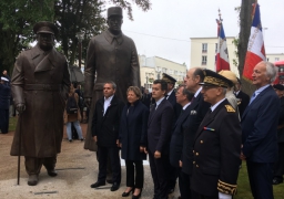 Deux statues en bronze de Churchill et De Gaulle sont installées à l'entrée du Parc Richelieu de Calais.