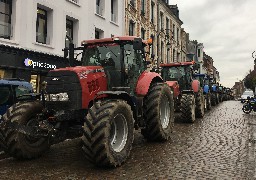 Près de 100 agriculteurs et leurs tracteurs ont manifesté à Montreuil 