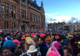 50.000 carnavaleux pour le traditionnel jeter de hareng à Dunkerque