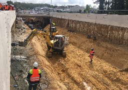 Le futur tunnel commence à se dessiner sous le passage à niveau de Verton