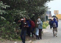 Interpellation d’un migrant pour des jets de pierre sur des CRS à Calais