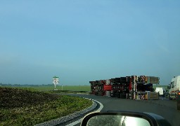 Un poids lourd en travers de la route entre le CHAM et la sortie A16 Berck