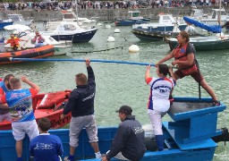 Calais : la maire Natacha Bouchart se mouille aux joutes nautiques !