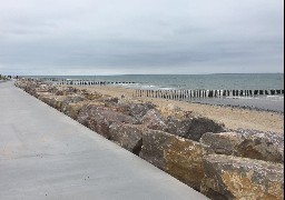 Sangatte: les interdictions dans la zone de baignade mettent le feu aux poudres sur les réseaux sociaux