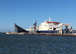 Des migrants secourus dans le port de Calais