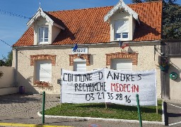 Andres déploie une banderole pour trouver un nouveau médecin