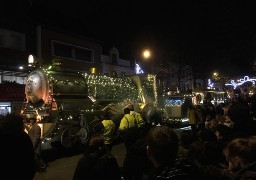 La foule dimanche soir à Calais pour voir passer le Christmas Train !