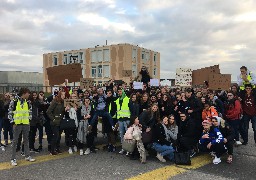 Berck: une centaine d'élèves manifeste devant le lycée 