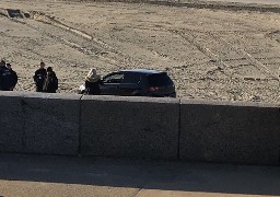 Berck: une voiture embourbée sur la plage